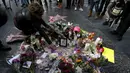 Penggemar meletakkan bunga di atas nama penyanyi legendaris David Bowie di Hollywood Walk of Fame di Los Angeles, Senin (11/1). Bowie meninggal di usianya yang ke 69 tahun dan baru saja merilis album ke-25 nya yaitu "Blackstar". (REUTERS/Mario Anzuoni)