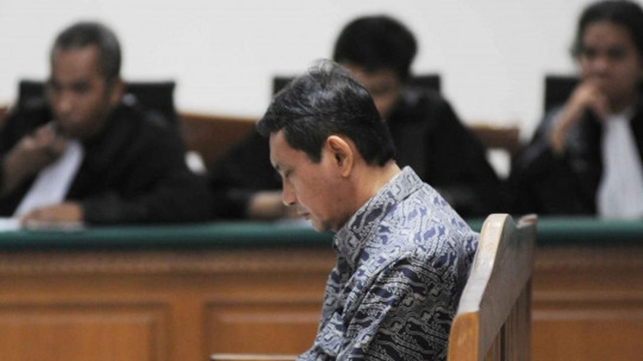 Dituntut JPU 19 tahun penjara, Udar tampak lesu