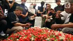 Keluarga dan kerabat berdoa saat prosesi pemakaman aktris senior Aminah Cendrakasih atau Mak Nyak di Taman Pemakaman Umum Karet Bivak, Jakarta, Kamis (22/12/2022). Pemeran Mak Nyak dalam Si Doel Anak Sekolahan meninggal dunia pada 21 Desember 2022 pukul 19.40 WIB karena mengidap penyakit glaukoma yang sudah menahun. (Liputan6.com/Herman Zakharia)