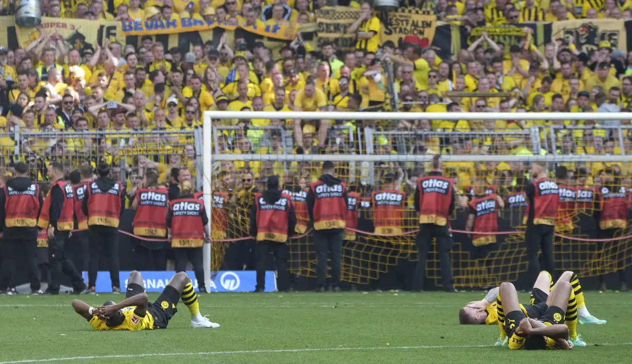 Reaksi kecewa para pemain Borussia Dortmund setelah berakhirnya laga menghadapi FSV Mainz pada laga pekan terakhir Liga Jerman 2022/2023 di Dortmund, Jerman (27/5/2023). Ditahan imbang FSV Mainz 2-2, Borussia Dortmund harus merelakan gelar juara Liga Jerman 2022/2023 menjadi milik Bayern Munchen. (AP Photo/Michael Probst)