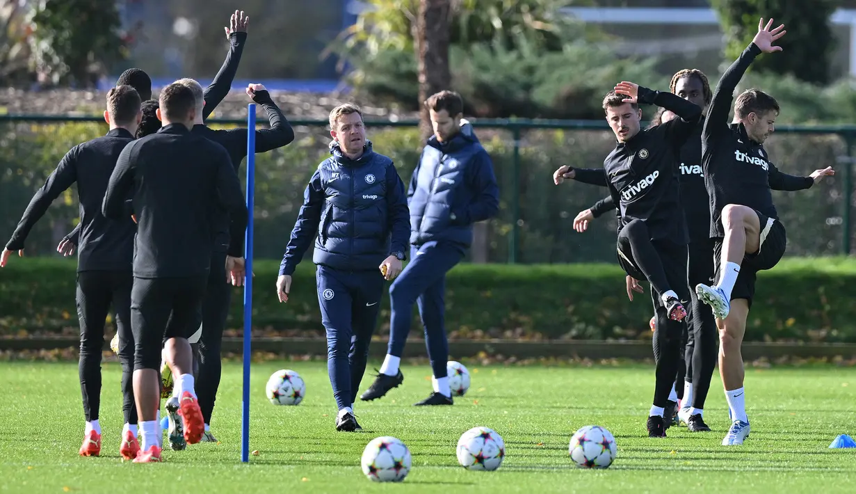 Para pemain Chelsea menjalani latihan di Cobham, Stoke D'Abernon, Inggris, 1 November 2022. Chelsea akan menghadapi Dinamo Zagreb pada pertandingan sepak bola Grup E Liga Champions. (Glyn KIRK/AFP)