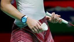 Tunggal putri Spanyol, Carolina Marin, memakai jam saat melawan wakil Korea Selatan, An Se Young, pada laga final Indonesia Masters 2023 di Istora Senayan, Jakarta, Minggu (29/1/2023). An Se Young menang dengan skor 18-21, 21-18, dan 21-13(Bola.com/M Iqbal Ichsan)