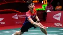 Pemain bulu tangkis Singapura Loh Kean Yew saat bertanding melawan pemail bulu tangkis Indonesia Jonatan Christie pada pertandingan tunggal putra Grup B BWF World Tour Finals 2022 di Bangkok, Thailand, Kamis (8/12/2022). Jonatan Christie mengalahkan Loh Kean Yew dengan rubber game, 16–21, 22–20, dan 21–10. (AP Photo/Sakchai Lalit)