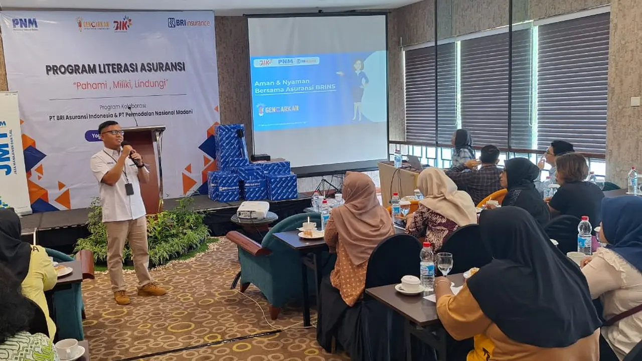 PT BRI Asuransi Indonesia mengenalkan manfaat asuransi kerugian pada pengusaha ultra mikro yang tergabung dalam program PNM Mekaar. (Dok BRINS)