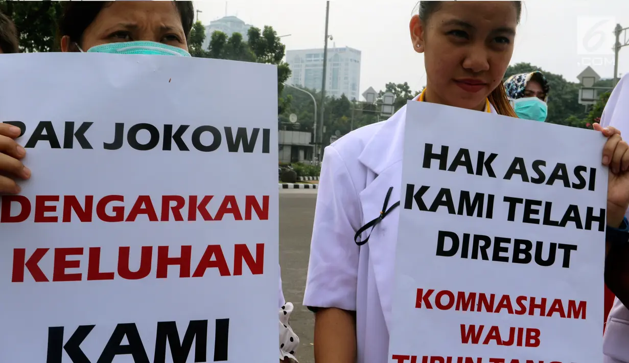 Dua dokter muda berunjuk di depan Istana Negara, Jakarta, Kamis (19/7). Mereka mengadukan isu terkait pungli Fakultas Kedokteran dan Kemenristek Dikti yang dinilai menghambat pengabdian Dokter Muda ke Masyarakat. (Liputan6.com/Johan Tallo)