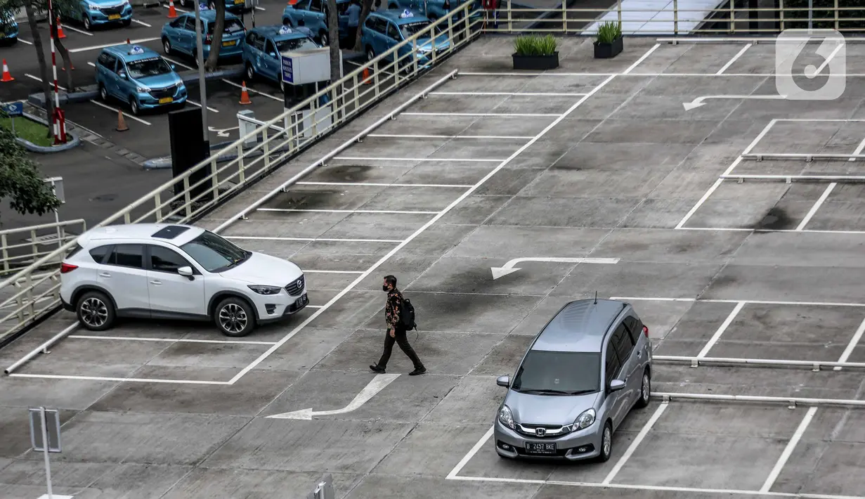 Dua mobil terparkir di lahan parkir sebuah gedung, Jakarta, Kamis (1/5/2020). Indonesia Parking Association (IPA) menyatakan terjadi penurunan bisnis parkir sebesar 75-90 persen seiring penerapan PSBB untuk mencegah penyebaran COVID-19 di Jabodetabek. (Liputan6.com/Faizal Fanani)