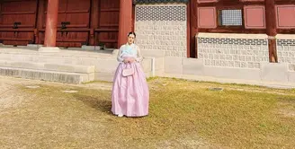 Melalui akun Instagram pribadinya, Raisa mengunggah beberapa foto saat mengenakan hanbok. Tampaknya Raisa sedang mengunjungi Gyeongbokgung Palace. [Foto: instagram.com/raisa6690]