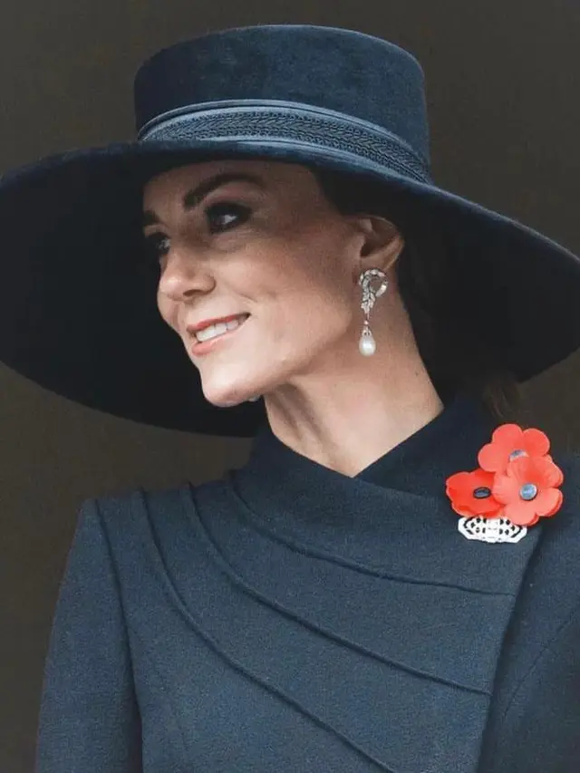Kate Middleton memakai anting-anting mutiara Diamond and South Sea dalam acara Peringatan Nasional di Cenotaph. (Instagram/@mckinneysjewellers)