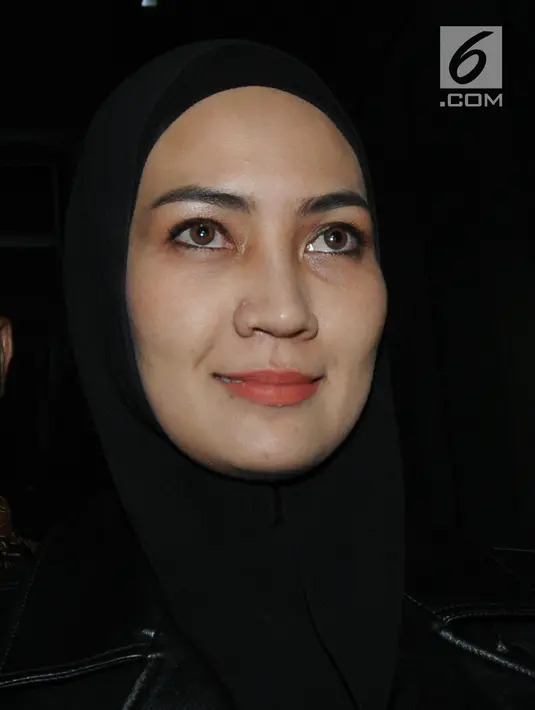 Model asal Manado, Fenny Steffy Burase seusai menjalani pemeriksaan di gedung KPK, Jakarta, Rabu (18/7). Steffy Burase diperiksa terkait kasus alokasi dana otonomi khusus (otsus) Aceh tahun anggaran 2018. (Merdeka.com/Dwi Narwoko)