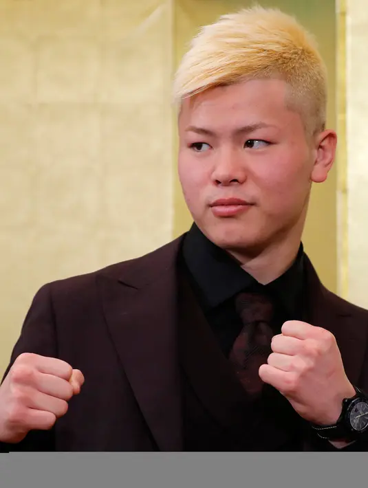 Kickboxer Jepang Tenshin Nasukawa berpose  usai konferensi pers di Tokyo (29/12). Nasukawa akan melawan Floyd Mayweather Jr dalam pertandingan eksibisi tiga putaran di Jepang pada Malam Tahun Baru. (AP Photo/Eugene Hoshiko)