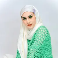 Padu padan crochet top dan bawahan warna cerah bisa jadi ide outfit ke pantai nih. [@_irishbella_]