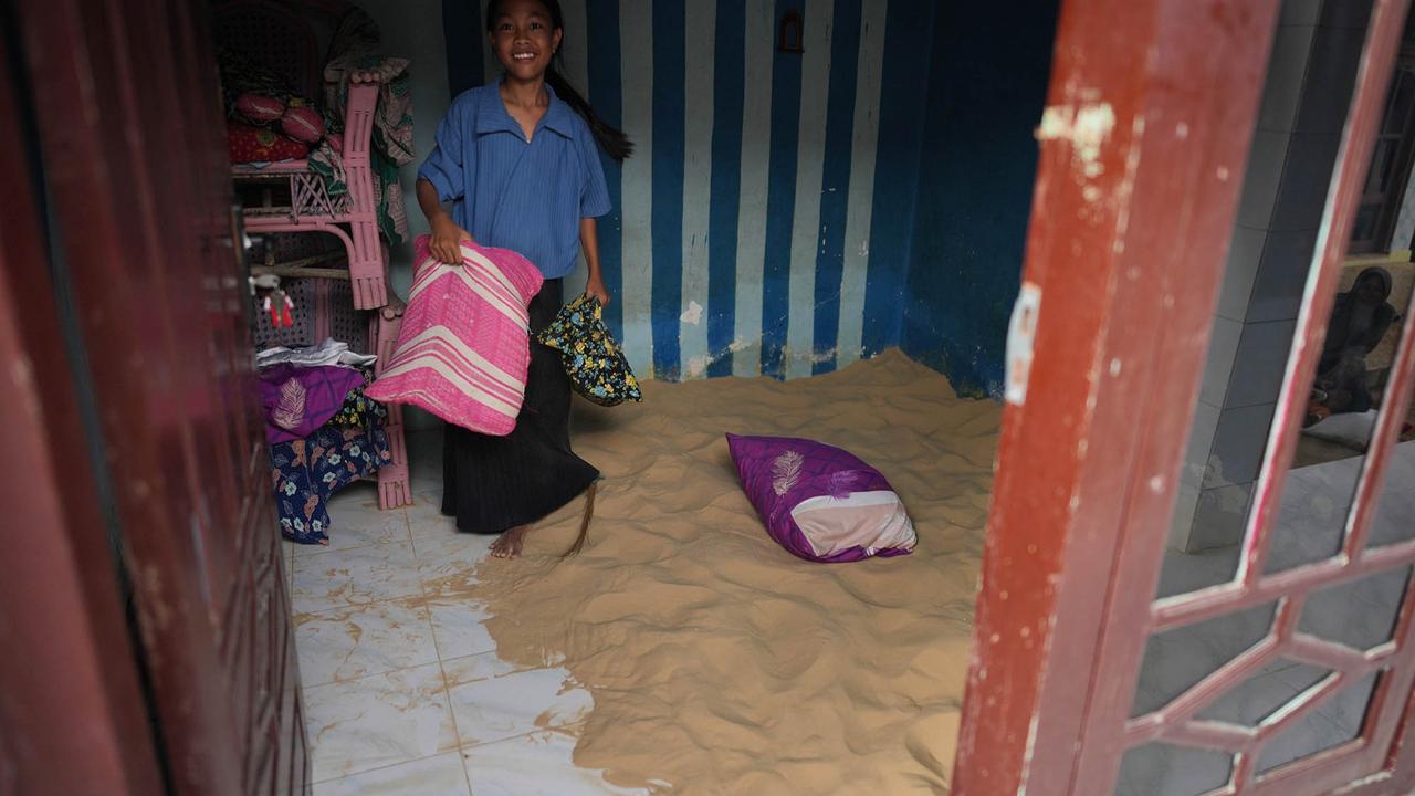 FOTO: Tidur di Atas Pasir,  Tradisi Aneh tapi Nyata dari Ujung Timur Madura