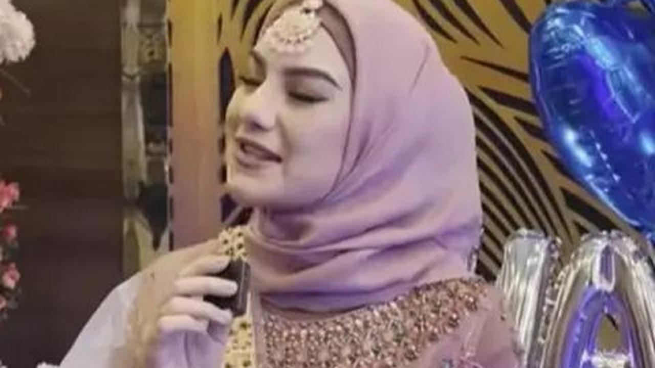 Irish Bella mengungkap memakai gaun gaya Bollywood sesuai dengan permintaan sahabatnya, Fairuz A Rafiq, yang merupakan istri dari Sony.