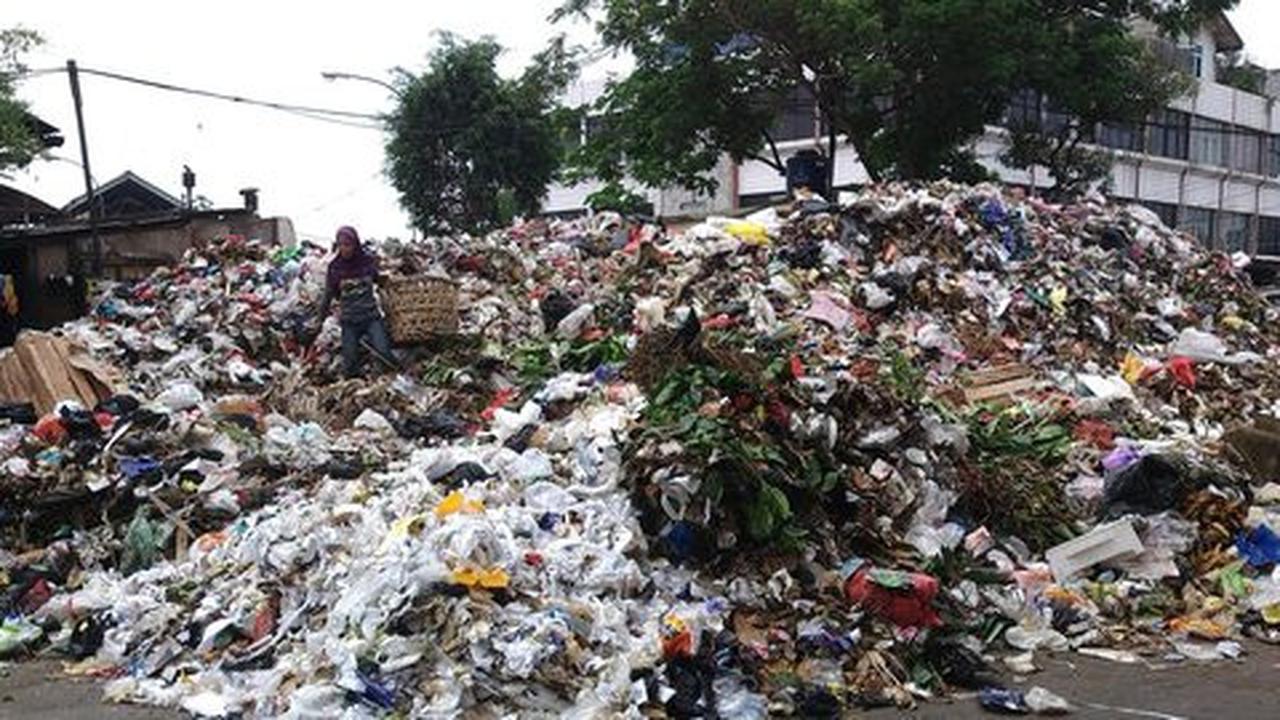 Sampah di TPS Warakas menumpuk, warga mengeluh bau busuk