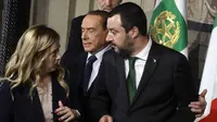 Pemimpin Forza Italia Silvio Berlusconi, tengah, Pemimpin partai Brothers of Italy Giorgia Meloni, kiri, dan Pemimpin Liga Utara Matteo Salvini. (AP/Gregorio Borgia, File)