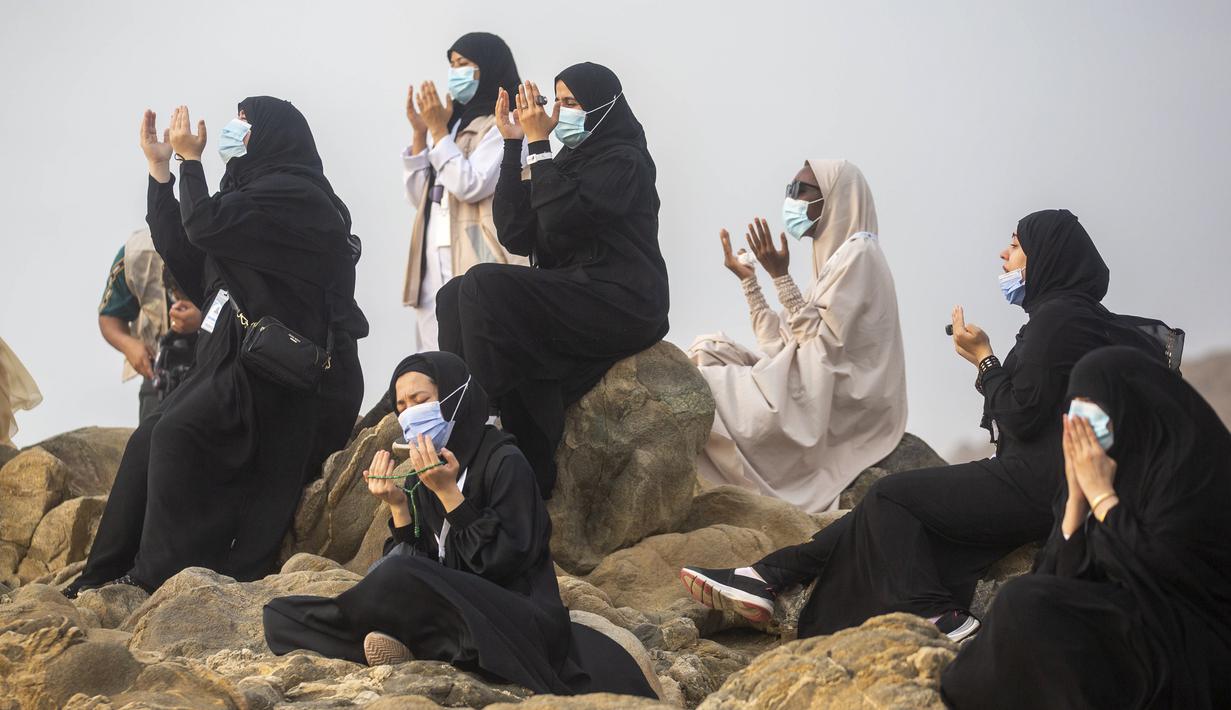 Para jemaah berdoa saat melaksanakan rangkaian ibadah haji di Padang Arafah, dekat Makkah, Arab Saudi, Kamis (30/7/2020). Hanya sekitar 1.000 jemaah yang diizinkan untuk melakukan ibadah haji tahun ini karena pandemi virus corona COVID-19. (Saudi Ministry of Media via AP)