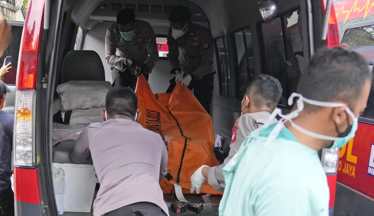 Petugas memindahkan kantong jenazah korban kebakaran Lapas Kelas I Tangerang untuk dibawa menuju RS Polri dari kamar jenazah RSUD Kabupaten Tangerang, Rabu (8/9/2021). Sebanyak 41 warga binaan tewas akibat kebakaran yang membakar Blok C 2 Lapas Dewasa Tangerang Klas 1 A. (AP Photo/Dita Alangkara)