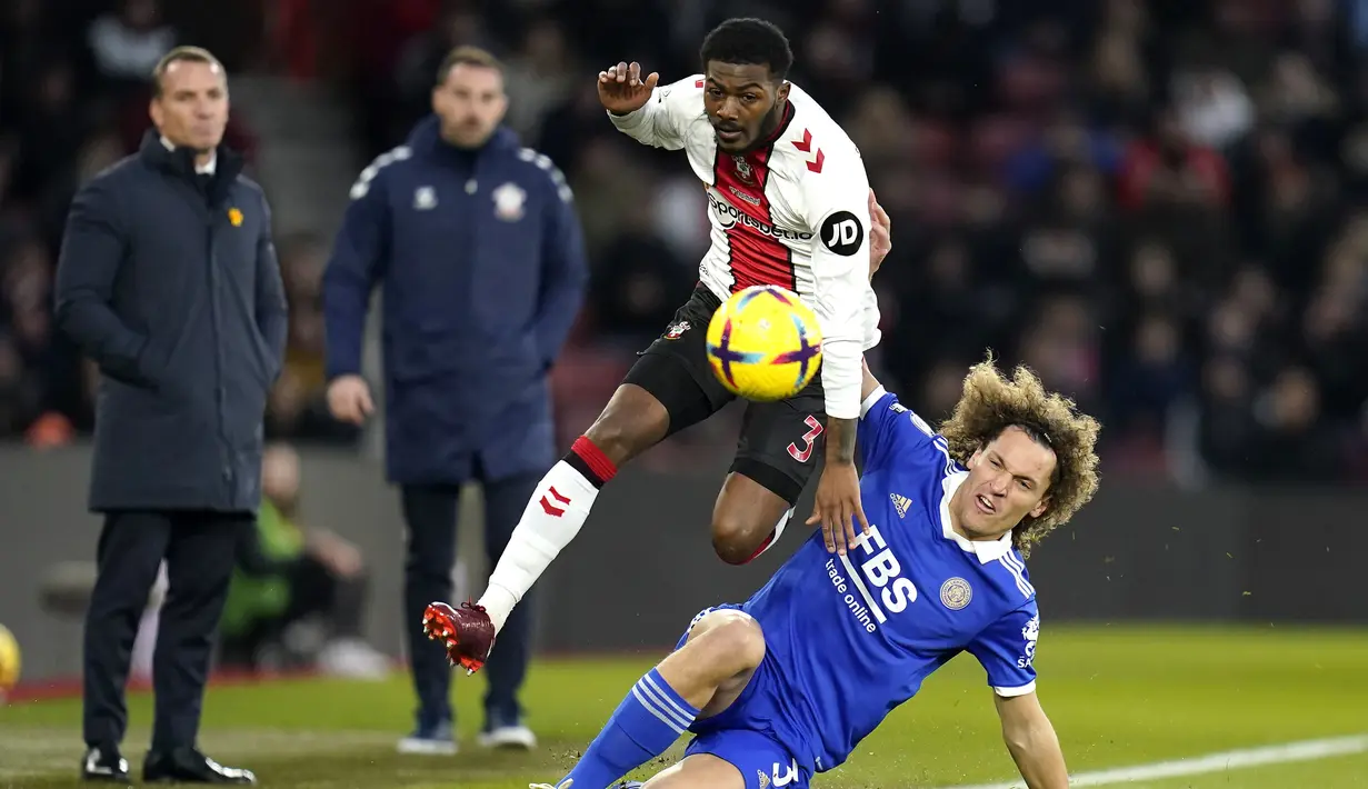 Gelandang Southampton, Ainsley Maitland-Niles berebut bola dengan bek Leicester City Wout Faes pada pekan ke-26 Liga Premier League Inggris di St. Mary's Stadium, Southampton, Minggu (5/3/2023) dini hari WIB.  Leicester keok 0-1 di markas Southampton. (Andrew Matthews/PA via AP)