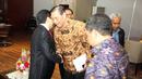 Luhut Binsar Pandjaitan bersalaman dengan dengan Ketua DPR RI Setya Novanto, Jakarta, Kamis (2/4/2015). Kedatangan Luhut dalam rangka berkordinasi terkait pelaksanaan dan peringatan KAA ke-60 di Bandung. (Liputan6.com/Helmi Afandi)