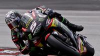 Aksi pembalap Yamaha Tech 3, Johann Zarco dalam tes pramusim MotoGP 2018 di Sirkuit Sepang, Malaysia. (AP Photo/Sadiq Asyraf)