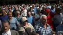 Ribuan kakek meneriakkan tuntutan ketika melakukan aksi long march ke kantor Perdana Menteri Alexis Tsipras, di Athena, Senin (3/10). Sekitar 1.500 pensiunan memprotes pemotongan tunjangan pensiun oleh pemerintah Yunani. (REUTERS / Alkis Konstantinidis)