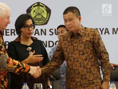 CEO Freeport McMoran Richard Adkerson (kiri) bersalaman dengan Menteri ESDM Ignasius Jonan (kanan) dan Menkeu Sri Mulyani usai jumpa pers divestasi saham PT. Freeport Indonesia di Kementerian ESDM, Jakarta, Selasa (29/8). (Liputan6.com/Angga Yuniar)