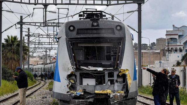 Polisi memeriksa kerusakan salah satu lokomotif dalam tabrakan kereta api di daerah Jbel Jelloud di selatan ibu kota Tunisia Tunis pada 21 Maret 2022. (Fethi Belaid/AFP)