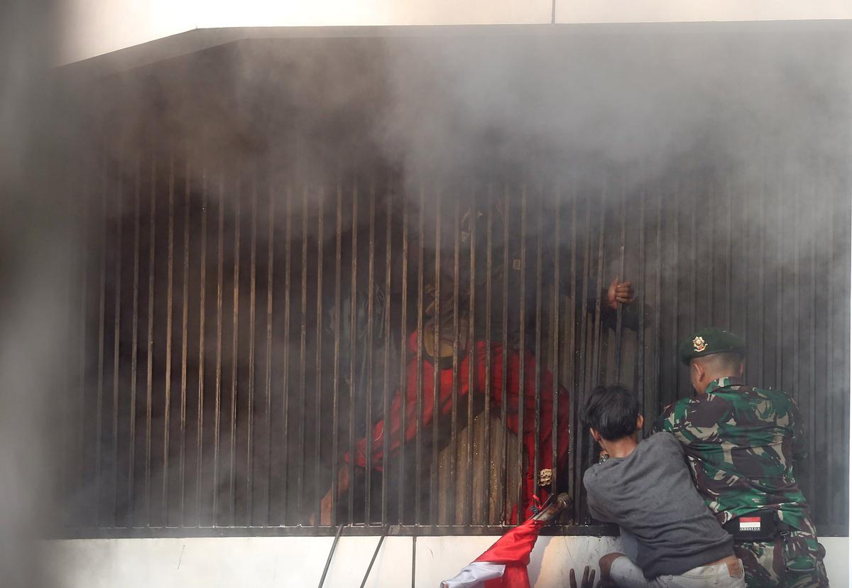 FOTO: Drama Penyelamatan Warga Saat Gedung Terbakar di Tengah Ricuh Kwitang