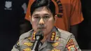 Kabid Humas Polda Metro Jaya Kombes Pol Endra Zulpan memberikan keterangan saat rilis kasus mutilasi Bekasi di Jakarta, Minggu (28/11/2021). Polisi mengamankan barang bukti berupa pakaian serta senjata tajam dalam kasus mutilasi dengan korban driver ojol berinisial RS. (merdeka.com/Iqbal S Nugroho)