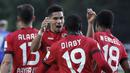 Pemain Bayer Leverkusen merayakan gol yang dicetak oleh Moussa Diaby ke gawang FC Saarbruecken pada laga Piala Jerman di di Stadion Hermann Neuberger, Voelklingen, Selasa (9/6/2020). Bayer Leverkusen menang 3-0 atas FC Saarbruecken. (AP/Ronald Wittek)