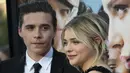 Jelas saja sebagai seorang kekasih, Brooklyn senantiasa menemani hari-hari Chloe. Termasuk menghadiri premier film kekasihnya 'Neighbours 2'. (AFP/Bintang.com)