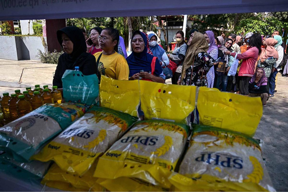 FOTO: Antrean Panjang di Surabaya, 10 Ton Beras Murah Ludes Diserbu Warga