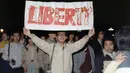 22 April 1989, Mahasiswa membentangkan slogan kebebasan saat melakukan aksi unjuk rasa di Lapangan Tiananmen, Tiongkok. (AFP PHOTO/CATHERINE Henriette)