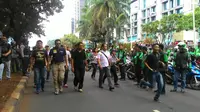 Dirkrimum Polda Metro Jaya Kombes Krishna Murti membubarkan kerumunan driver Go-Jek. (Liputan6.com/Ahmad Romadoni)