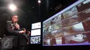 Menkumham Yasonna H Laoly (kiri) melihat layar yang menunjukkan tayangan langsung kamera CCTV di sejumlah Lapas di Control Room Kami Pasti di Gedung Kemenkumham, Jakarta, Jumat (30/10). (Liputan6.com/Helmi Afandi)