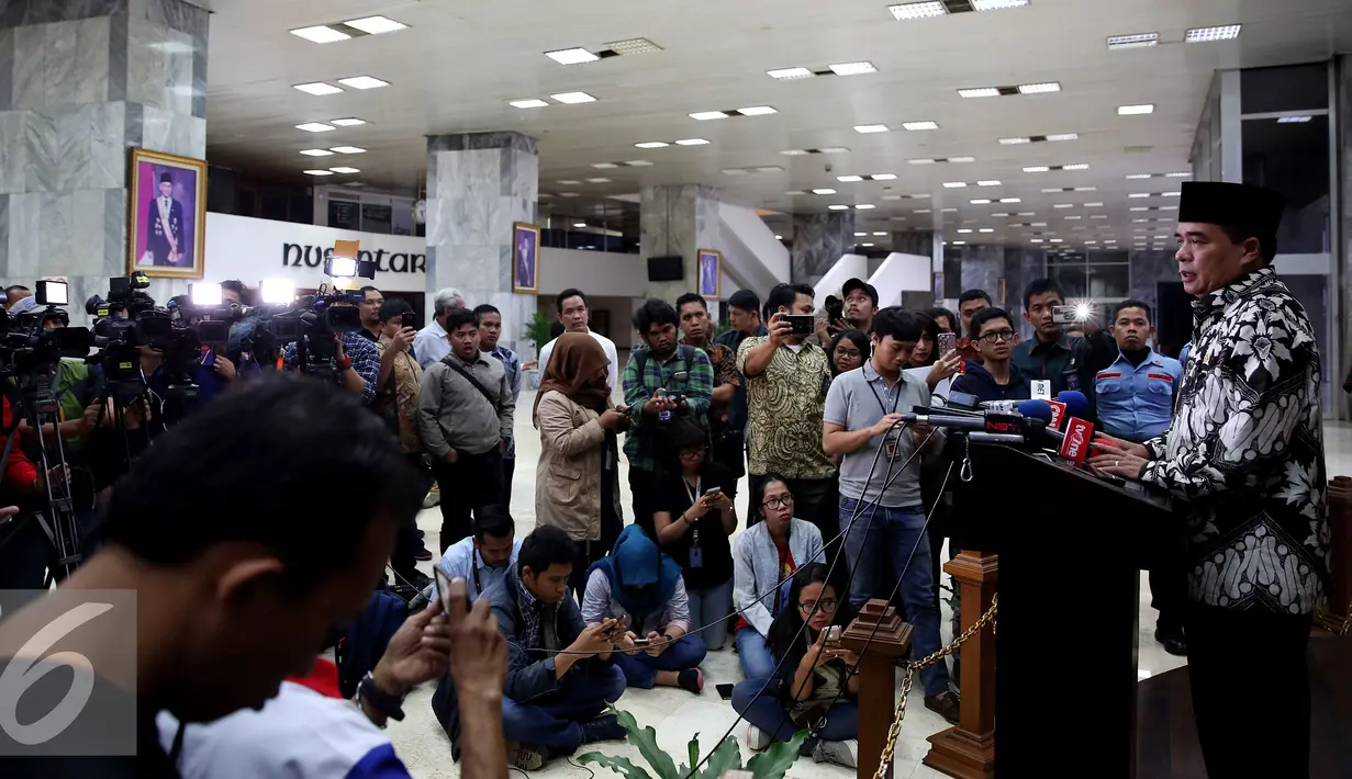 Suasana saat Ketua DPR, Ade Komarudin memberikan keterangan kepada awak media terkait isu pergantian ketua DPR di Gedung Nusantara III, Kompleks Parlemen, Senayan, Jakarta, Selasa (29/11). (Liputan6.com/Johan Tallo)
