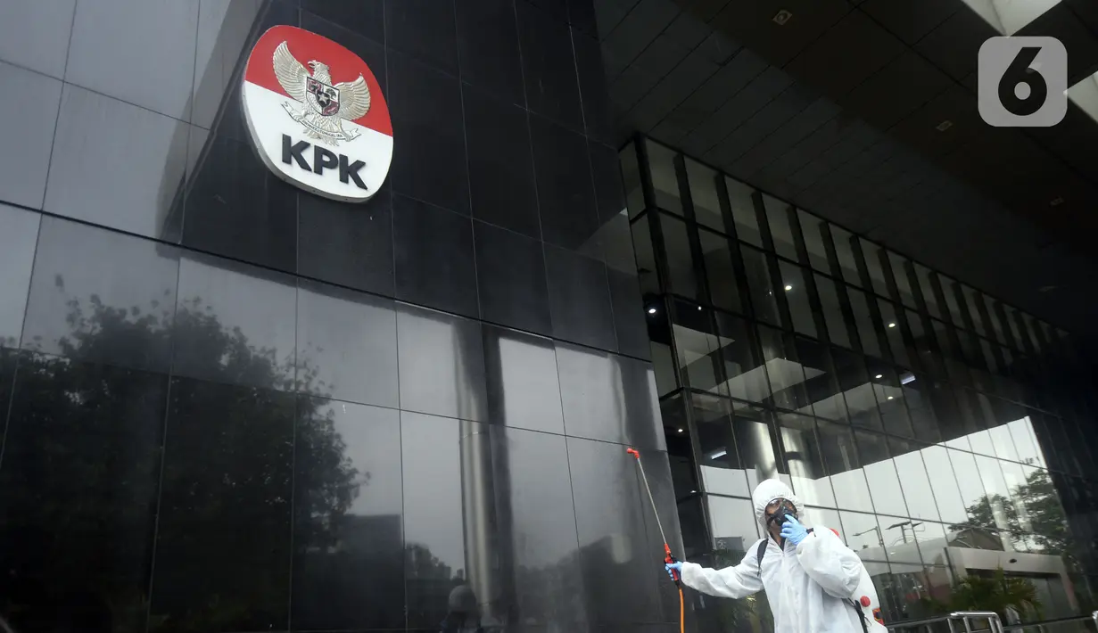 Petugas kesehatan melakukan peyemprotan disinfektan di bagian luar Gedung KPK, Jakarta, Rabu (18/3/2020). Penyemprotan dilakukan untuk mencegah penyebaran virus corona COVID-19. (merdeka.com/Dwi Narwoko)