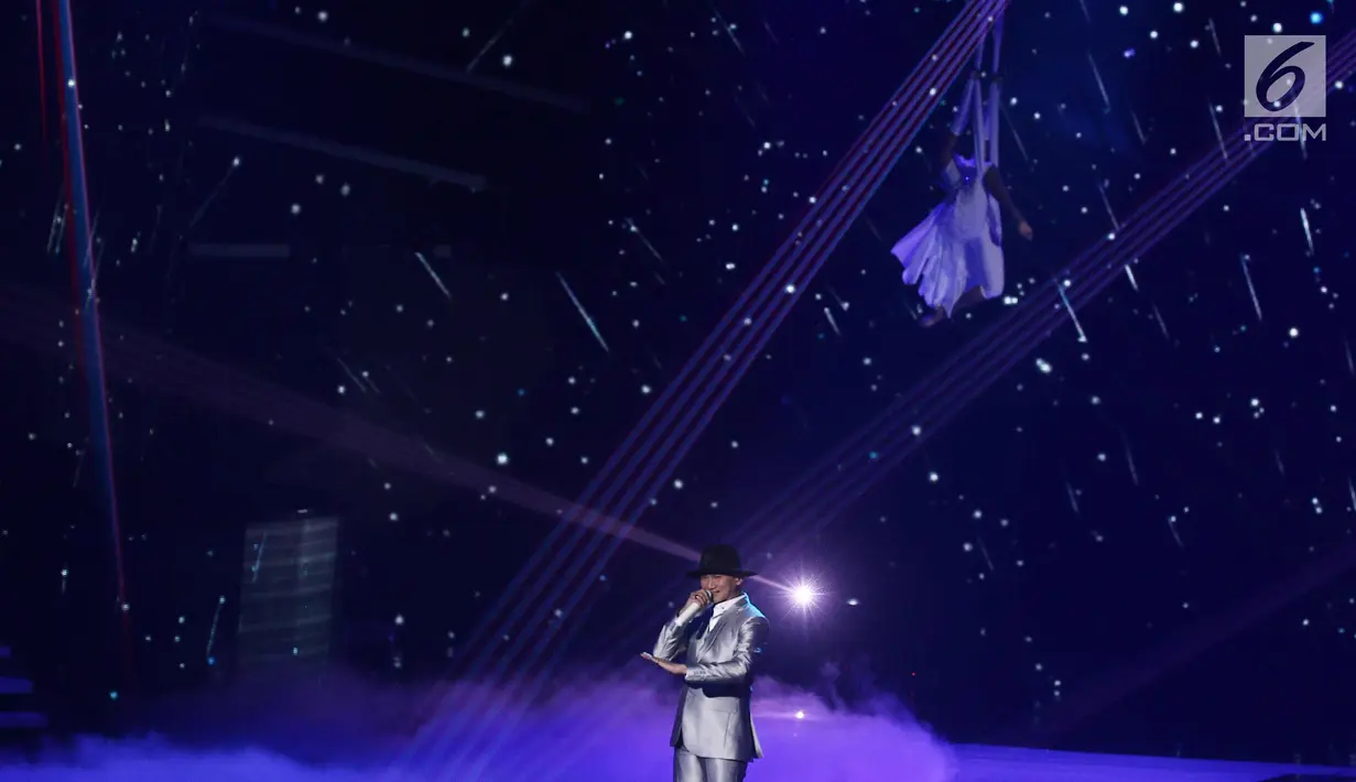 Penampilan penyanyi Anji saat membawakan lagu pada perayaan HUT Indosiar ke-23 di Jakarta Convention Center (JCC), Kamis (11/1). HUT Indosiar Bertema “Konser Raya 23 Tahun Indosiar Luar Biasa”. (Liputan6.com/Herman Zakharia)