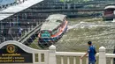 Sebuah perahu berlayar di kanal di Bangkok, ibu kota Thailand, pada 2 September 2020. Menaiki perahu yang berlayar di jalur air yang padat untuk berkeliling kota sudah menjadi bagian dari keseharian warga dan juga menjadi pemandangan kota yang unik. (Xinhua/Zhang Keren)