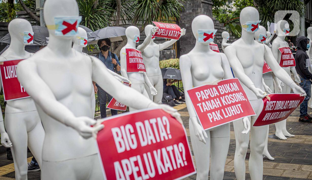 Sejumlah manekin dan poster tuntutan saat dipajang di depan Polda Metro Jaya, Jakarta, Senin (21/3/2022). Aksi itu bentuk dukungan terhadap Haris Azhar dan Fatia Maulidiyanti saat menjalani pemeriksaan terkait kasus dugaan pencemaran nama baik Luhut Binsar Pandjaitan. (Liputan6.com/Faizal Fanani)
