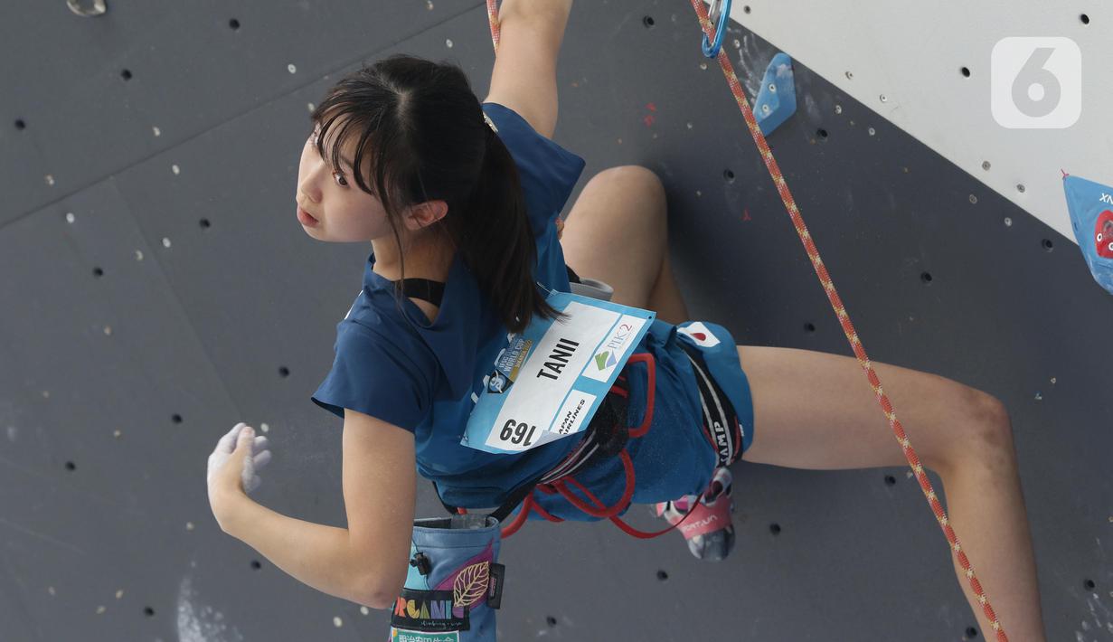 Atlet panjat tebing putri Jepang, Natsuki Tanii saat beraksi di babak semifinal kategori lead putri Kejuaraan Dunia Panjat Tebing 2022 seri Jakarta, Senin (26/9/2022). Natsuki Tanii menempati posisi lima besar semifinal lead putri Kejuaraan Dunia Panjat Tebing 2022 seri Jakarta dengan 35+. (Liputan6.com/Helmi Fithriansyah)