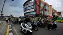Barisan mahasiswa Universitas Djuanda mendorong motor melewati Mall BTM, Kota Bogor menuju pintu 3 Istana Bogor. Puluhan Mahasiswa Universitas Djuanda melakukan aksi tolak kenaikan harga bahan bakar minyak (BBM) dengan mendorong motornya sekitar 3 km dari Tugu Kujang hingga pintu 3 Istana Bogor, Kota Bogor, Jawa Barat, Rabu (7/9/20222). (Merdeka.com/Arie Basuki)