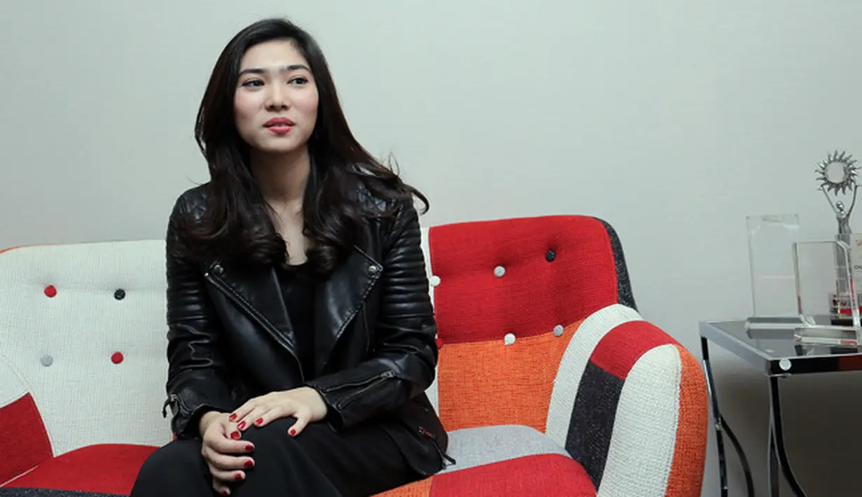 Memiliki alis tebal, membuat Isyana Sarasvati terkesan galak. Bahkan, penyanyi asal Bandung 24 tahun itu saat terdiam bermai games dibilang jutek. (Deki Prayoga/Bintang.com)