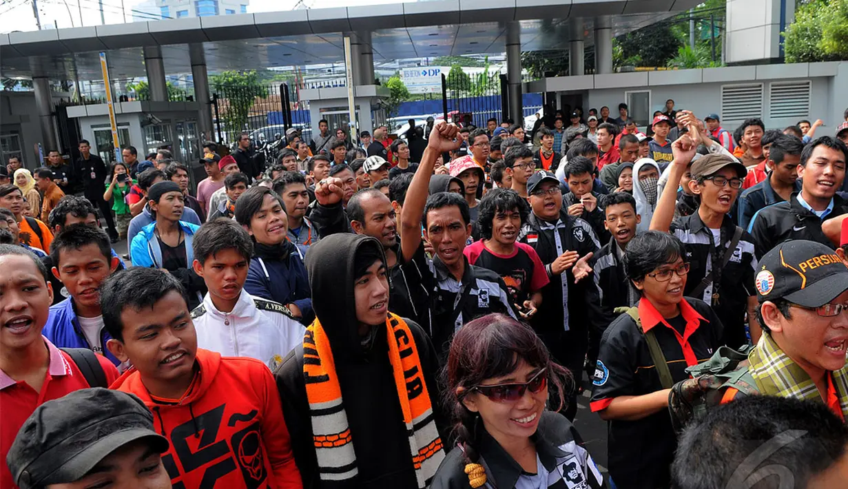 Ferdians memberi sugesti bahwa setiap anjing yang dilihat Caisar nantinya adalah Benyamin.  Dengan polos, pemilik joget Caisar itu menyebut anjing tersebut sebagai Benyamin, Jakarta, Selasa (24/06/2014) (Liputan6.com/Faisal R Syam)