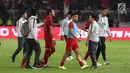 Bek Timnas Indonesia, Hansamu Yama Pranata (ketiga kiri) usai melawan Malaysia pada laga perdana Grup G Penyisihan Kualifikasi Piala Dunia 2022 zona Asia di Stadion GBK, Jakarta, Kamis (5/9/2019). Indonesia kalah 2-3. (Liputan6.com/Helmi Fithriansyah)