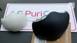 Dua masker LG PuriCare Wearable Air Purifier keluaran LG Electronics Indonesia saat peluncurannya di Jakarta, Kamis (19/8/2021). Masker pemurni udara Memiliki bobot lebih ringan 94 gram dan kenyamanan untuk berbicara tanpa mesti melepasnya dijual dengan harga Rp 2.499.000. (Liputan6.com/LG)