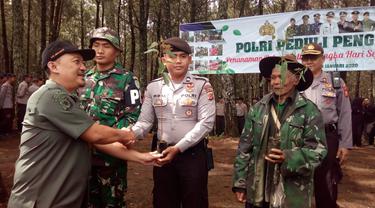 Beberapa perwakilan TNI-Polri dan masyarakat serikat mendapatkan simbolis berupa satu bibit pohon yang siap ditanam di kawasan konservasi hutan Kamojang