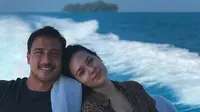 Hamish Daud mengajak Raisa dan buah hati mereka, Zalina, untuk berlibur ke Kepulauan Seribu. (dok. Instagram @hamishdw/https://www.instagram.com/p/CDOPQnWJo-6/