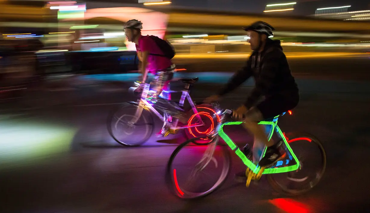 Peserta mengayuh sepeda yang dihiasi lampu saat berpartisipasi dalam acara Bike the Night di Vancouver, BC, (16/9). Para peserta berkeliling di sekitar False Creek dan pusat kota pada rute 10 km. (Darryl Dyck/Canadian Press via AP)