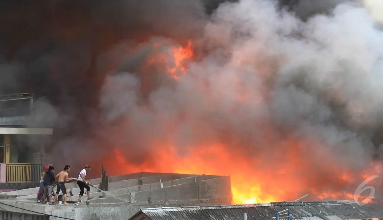 Kebakaran melanda Jati Bunder, Tanah Abang, Jakarta, Kamis (5/3/2015). Diperkirakan sekitar 200 rumah warga hangus terbakar.Petugas Damkar telah mengerahkan puluhan mobil untuk memadamkan si Jago Merah (Liputan6.com/Herman Zakharia)